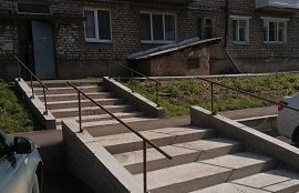 Изготовление и установка поручней на лесенках возле входной группы дома по адресу ул. Социалистическая, 7
