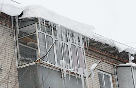 Владельцы балконных козырьков и крыш обязаны своевременно очищать их от наледи и снега