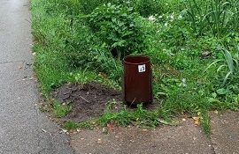 Установка урн возле дома по адресу ул. Волховская, 32
