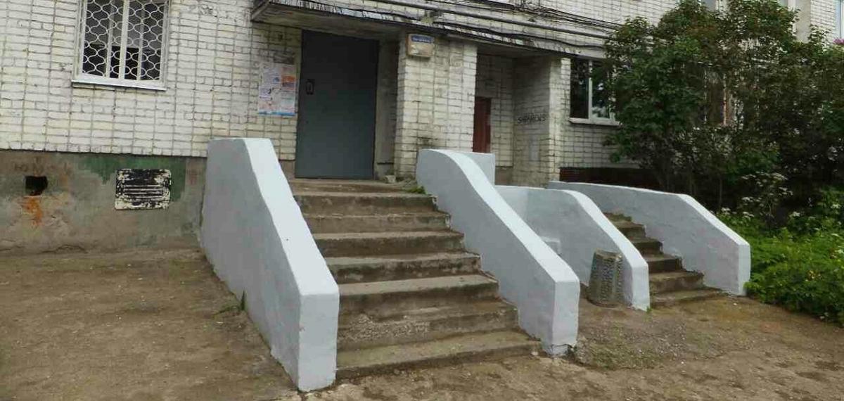 Ремонт крыльца у подъезда №4 доме по адресу ул. Волховская, 23